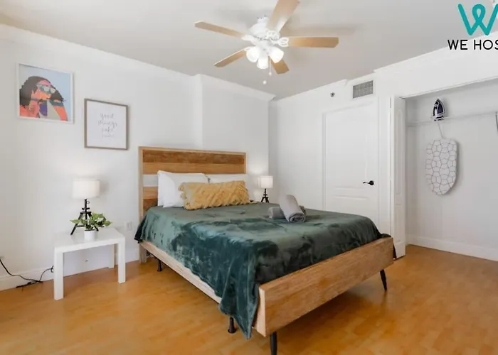 Trendy 2Br Condo With Pool And Bay Views